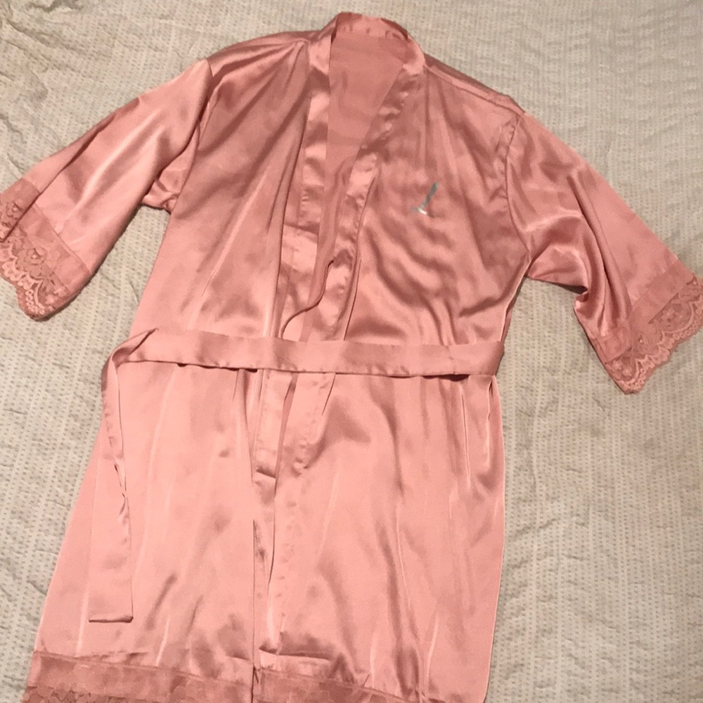 Sexy mauve robe with the letter L